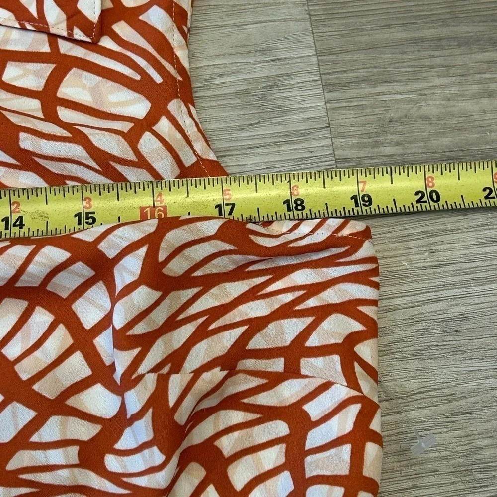 CAbi Twirl Sleeveless Blouse with Notched Collar. Pit to pit-19” - Picture 5 of 6